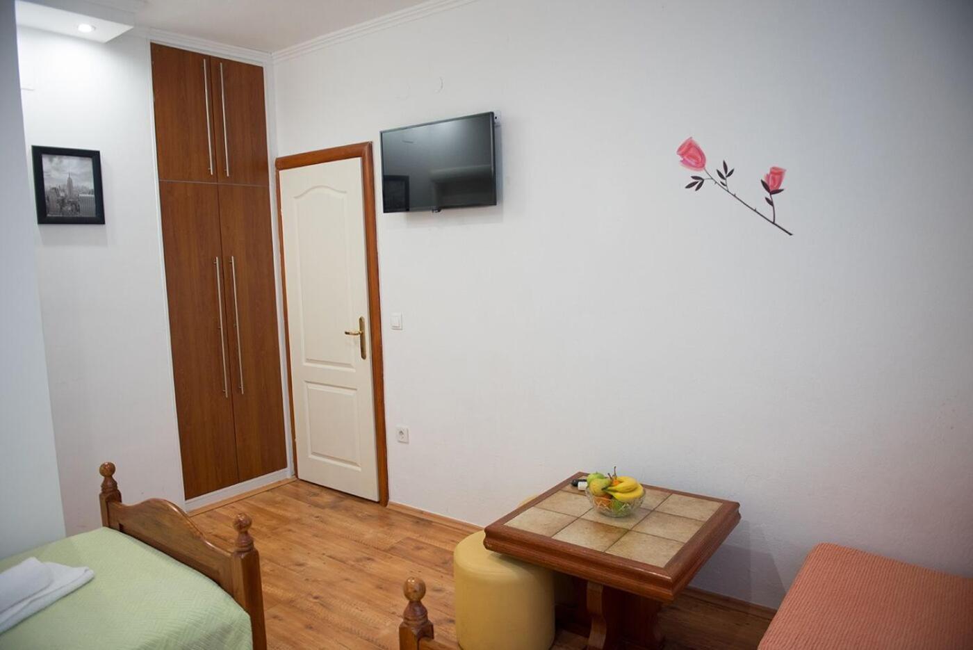 Apartments And Rooms Robi Подстрана Екстериор снимка