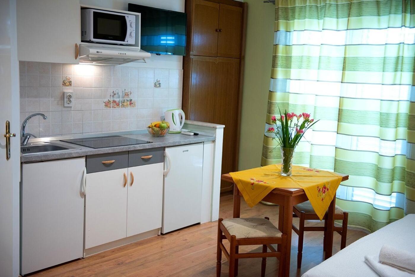 Apartments And Rooms Robi Подстрана Екстериор снимка