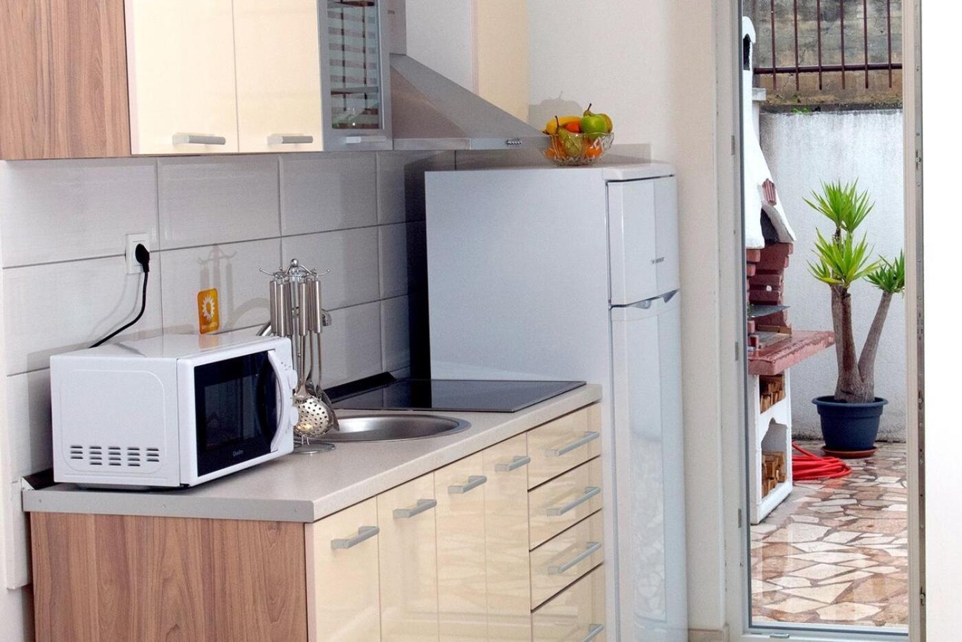 Apartments And Rooms Robi Подстрана Екстериор снимка