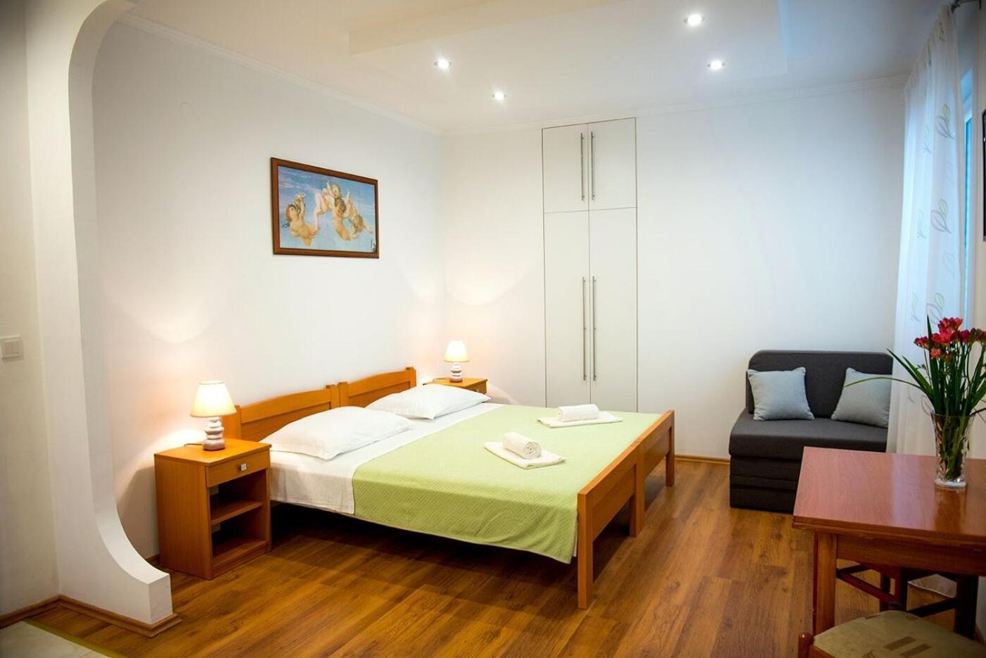 Apartments And Rooms Robi Подстрана Екстериор снимка