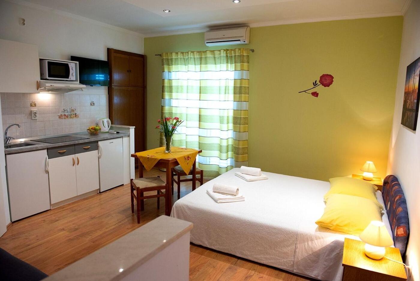 Apartments And Rooms Robi Подстрана Екстериор снимка