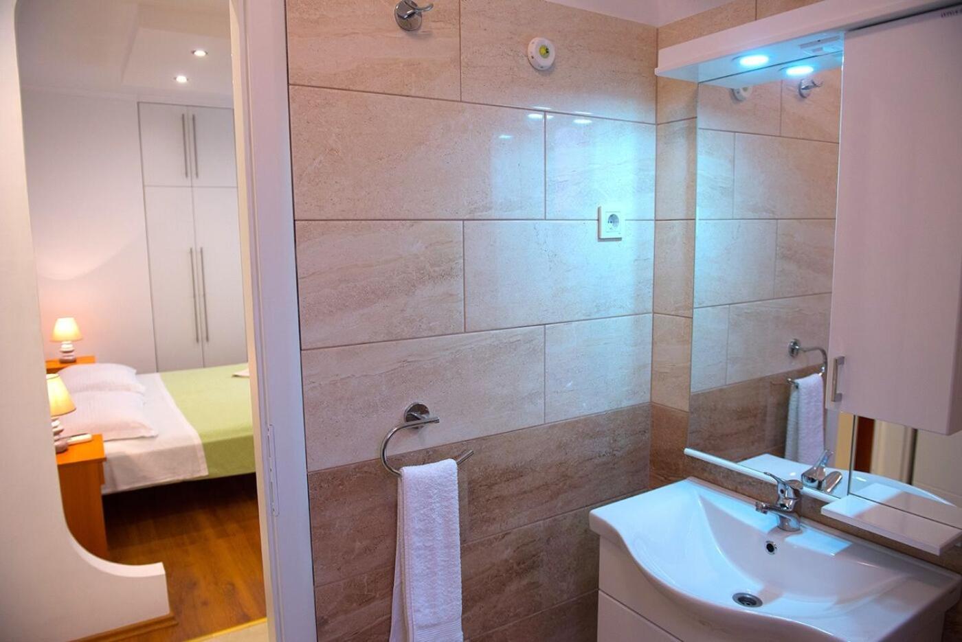 Apartments And Rooms Robi Подстрана Екстериор снимка