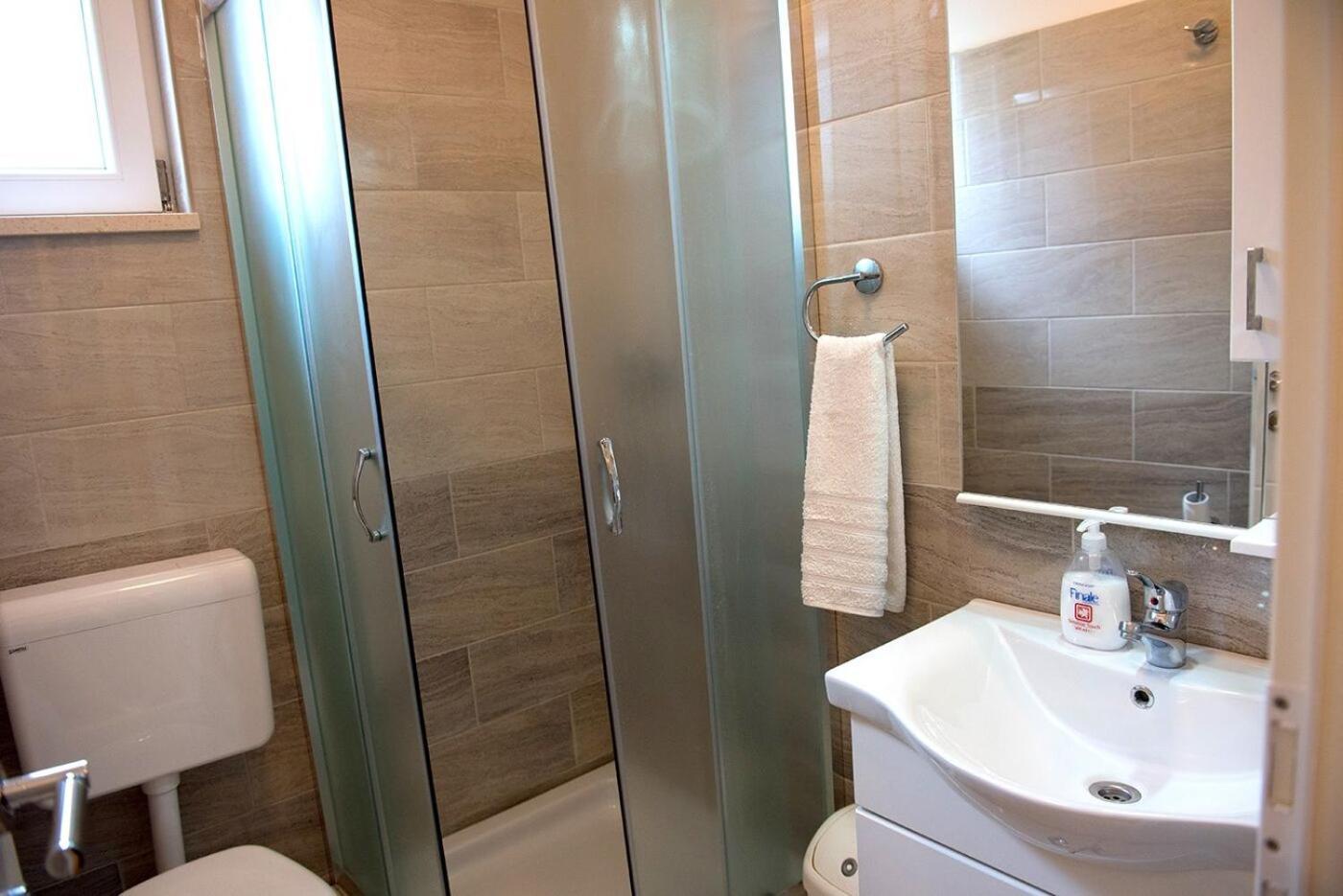 Apartments And Rooms Robi Подстрана Екстериор снимка