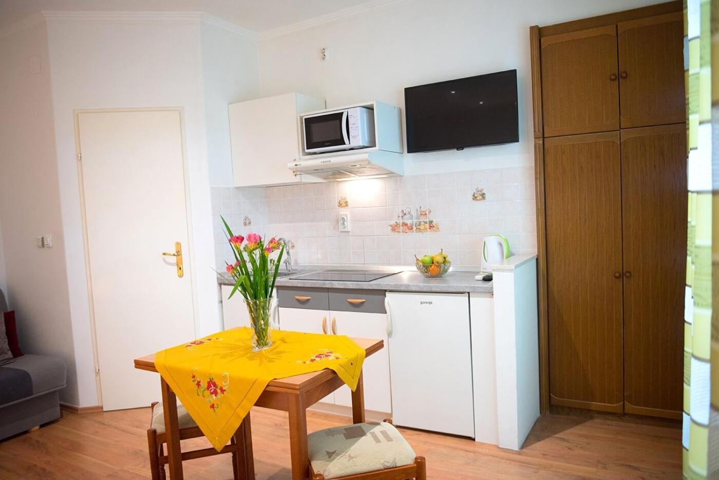 Apartments And Rooms Robi Подстрана Екстериор снимка