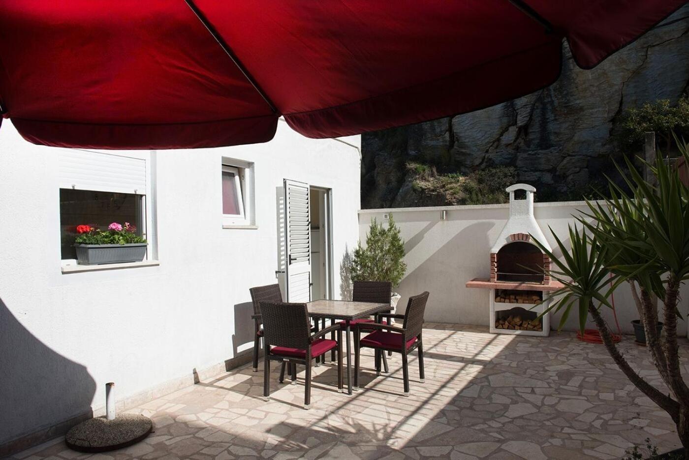 Apartments And Rooms Robi Подстрана Екстериор снимка