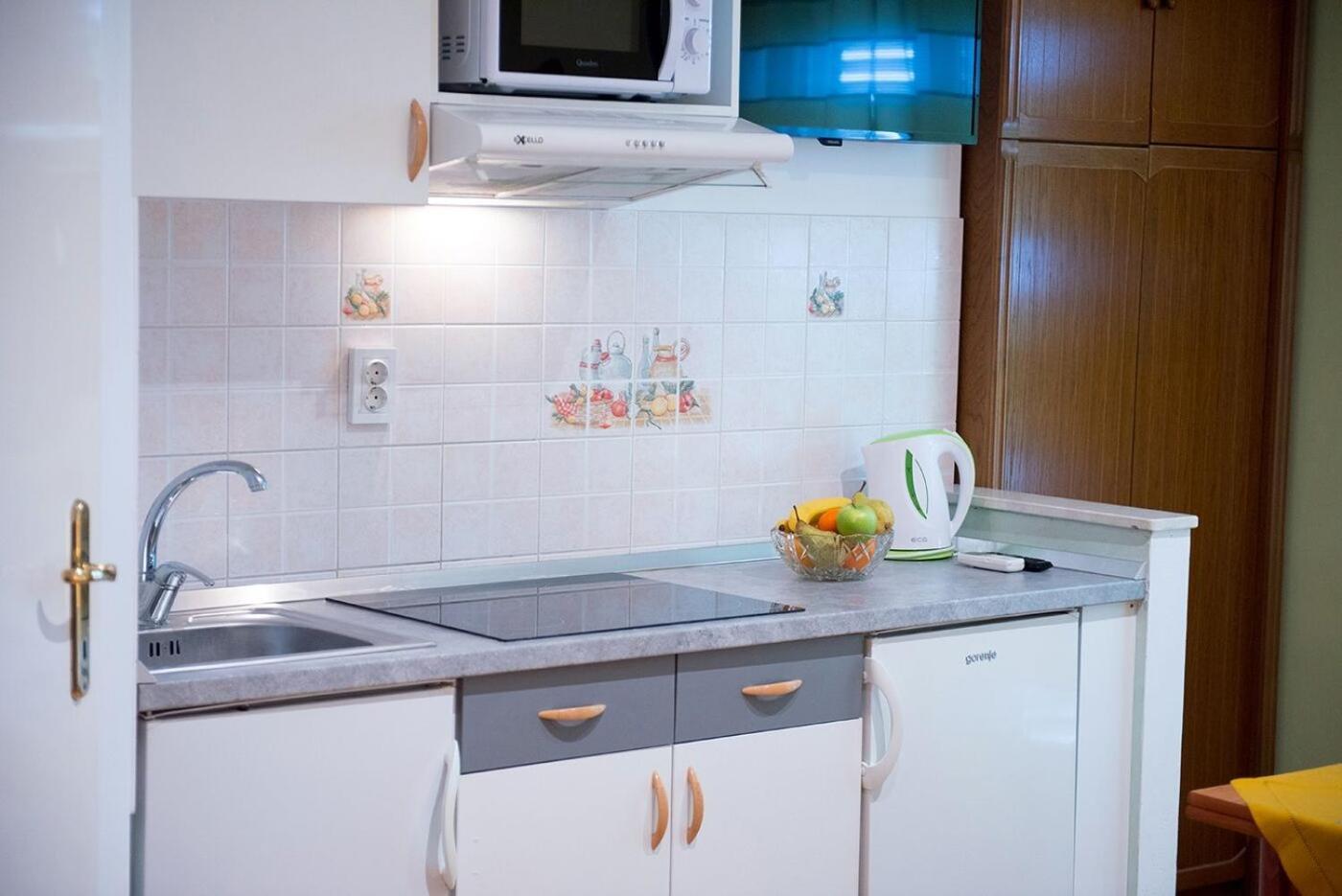Apartments And Rooms Robi Подстрана Екстериор снимка